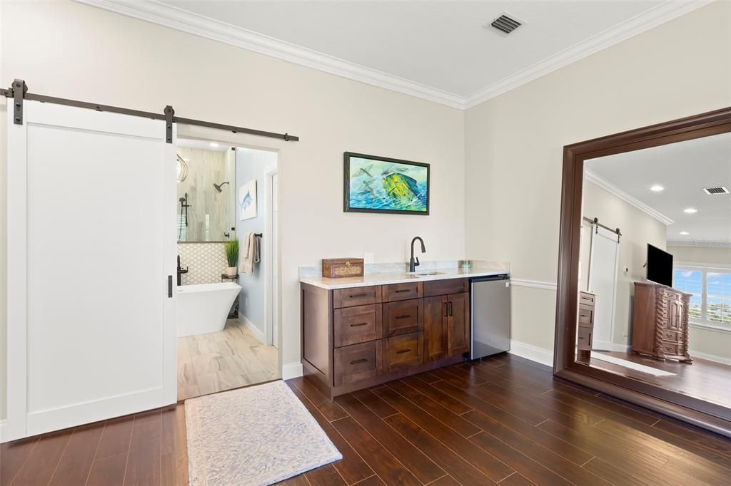 合同活跃: $2,350,000 (5 贝兹, 3 浴室, 5900 平方英尺)