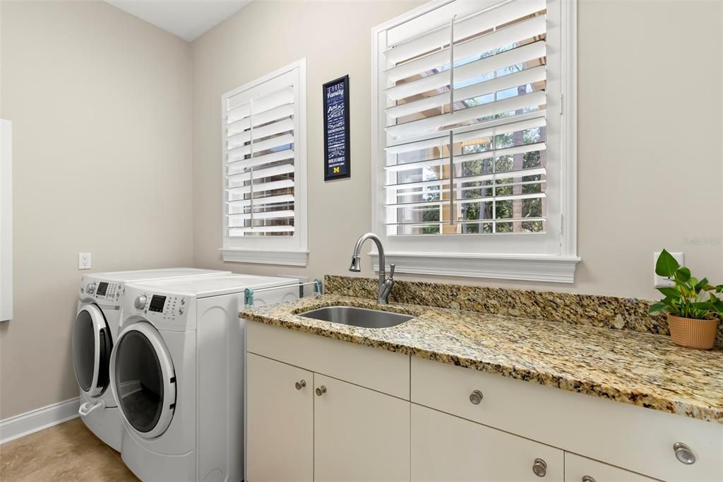 合同活跃: $2,350,000 (5 贝兹, 3 浴室, 5900 平方英尺)