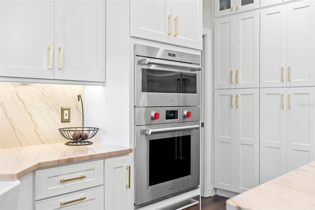 合同活跃: $2,350,000 (5 贝兹, 3 浴室, 5900 平方英尺)