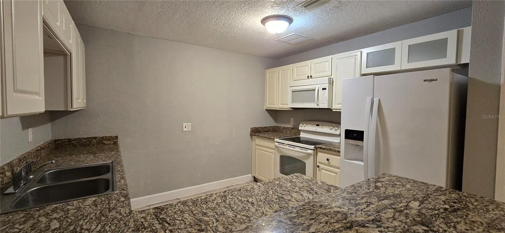 Activo con contrato: $109,900 (4 camas, 1 baños, 1318 Pies cuadrados)