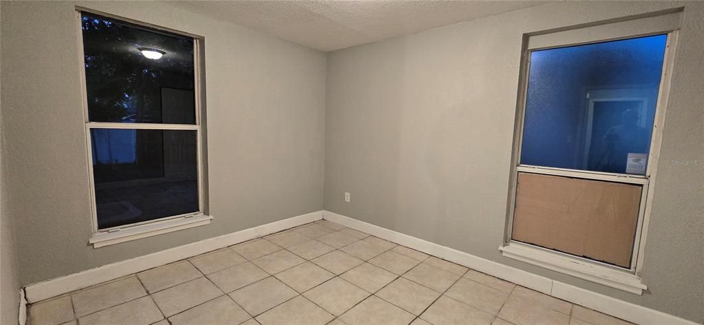 Activo con contrato: $109,900 (4 camas, 1 baños, 1318 Pies cuadrados)