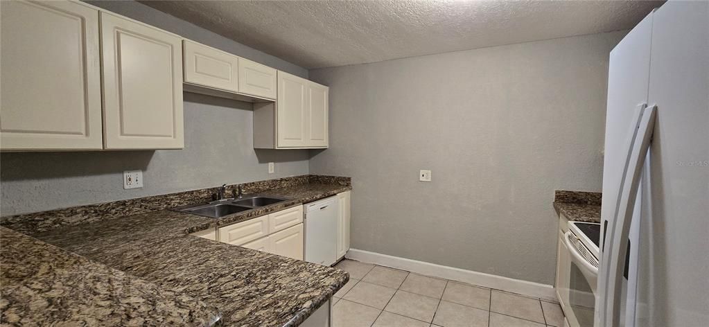 Activo con contrato: $109,900 (4 camas, 1 baños, 1318 Pies cuadrados)