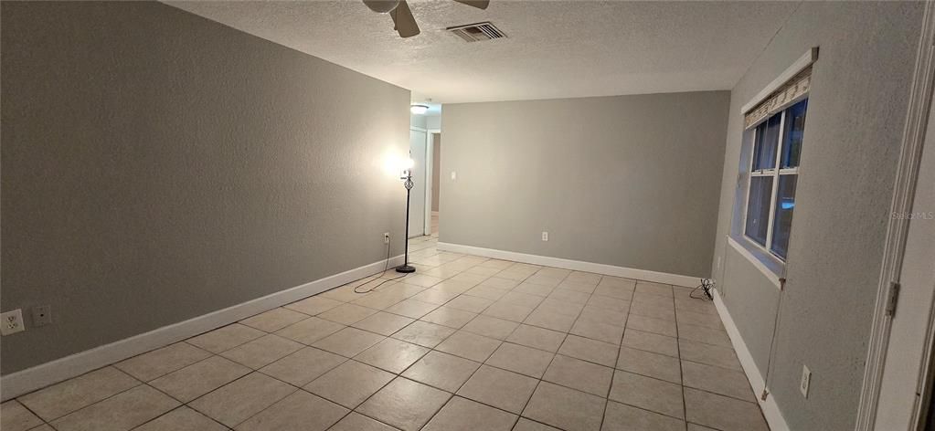 Activo con contrato: $109,900 (4 camas, 1 baños, 1318 Pies cuadrados)