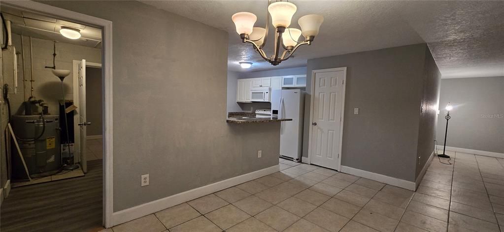 Activo con contrato: $109,900 (4 camas, 1 baños, 1318 Pies cuadrados)