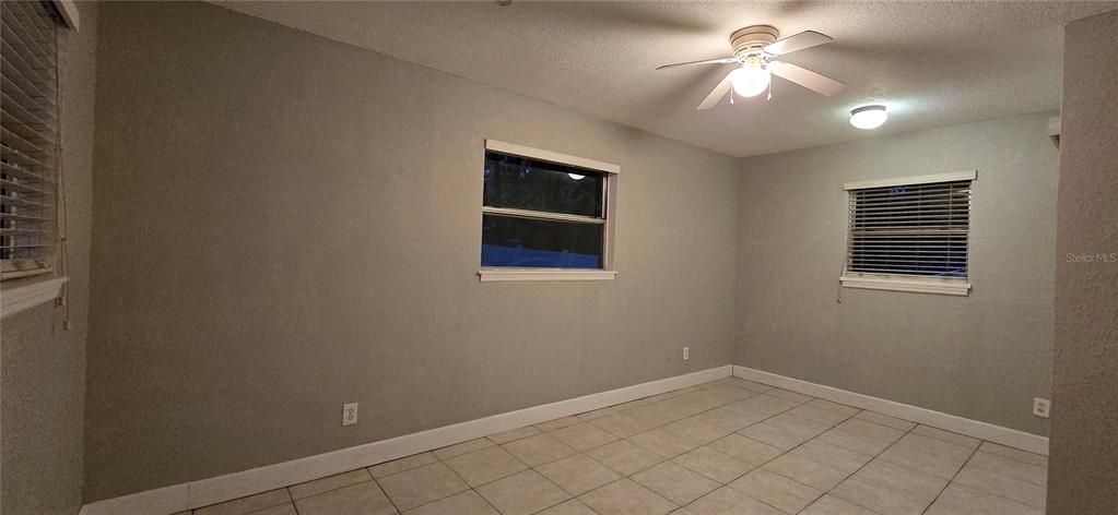 Activo con contrato: $109,900 (4 camas, 1 baños, 1318 Pies cuadrados)