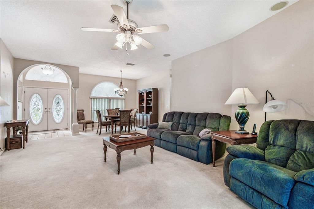 Под контрактом: $597,000 (4 спален, 3 ванн, 2490 Квадратных фут)