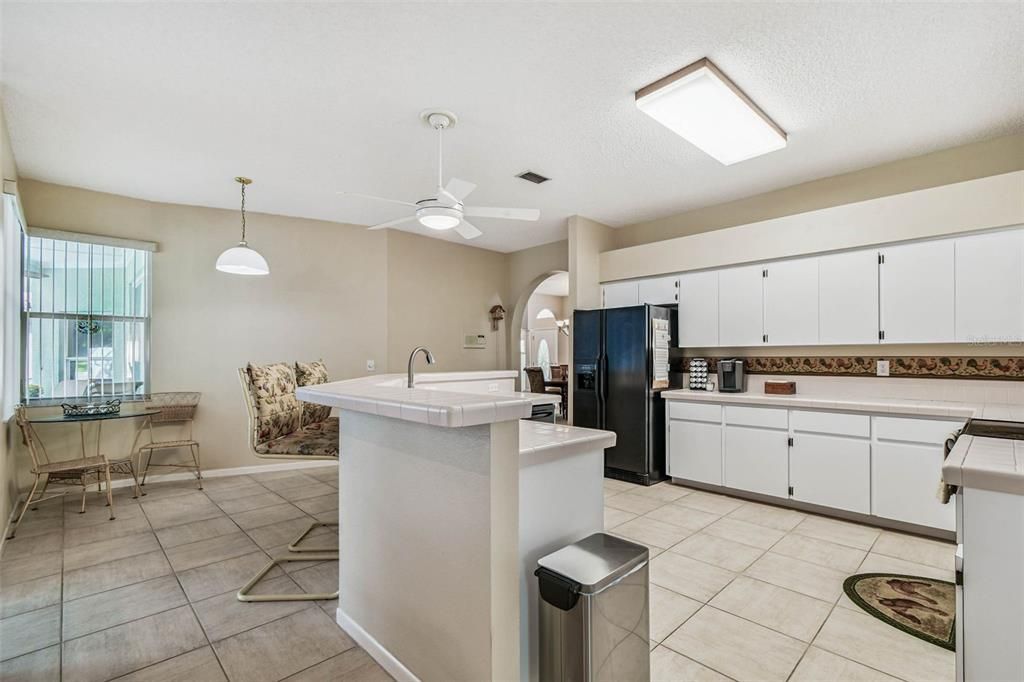 Под контрактом: $597,000 (4 спален, 3 ванн, 2490 Квадратных фут)