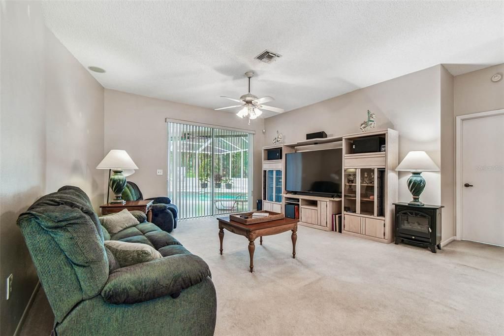 Под контрактом: $597,000 (4 спален, 3 ванн, 2490 Квадратных фут)