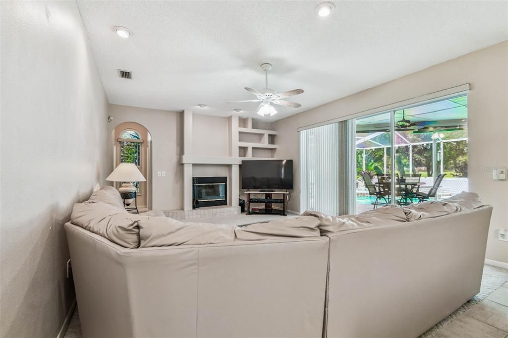 Под контрактом: $597,000 (4 спален, 3 ванн, 2490 Квадратных фут)