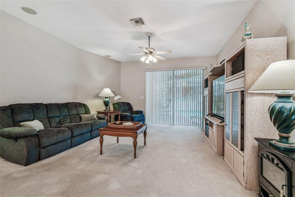 Под контрактом: $597,000 (4 спален, 3 ванн, 2490 Квадратных фут)