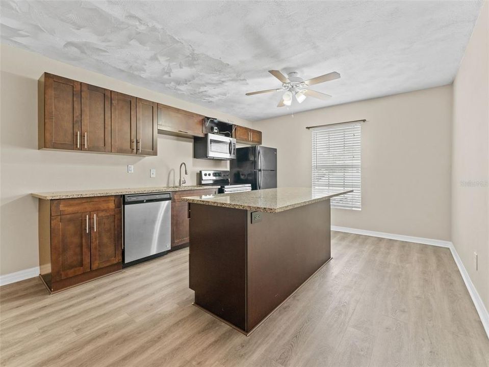 Под контрактом: $165,000 (2 спален, 1 ванн, 783 Квадратных фут)