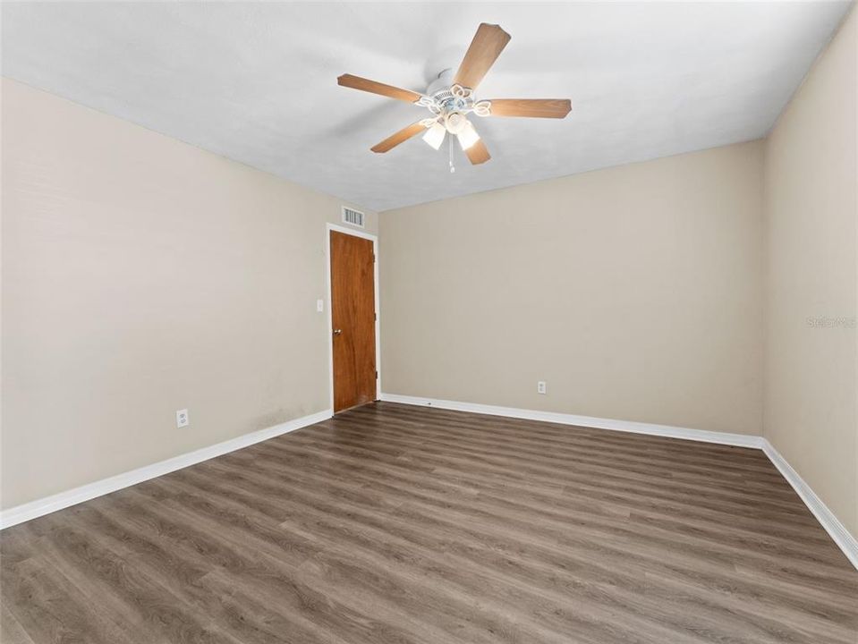 Под контрактом: $165,000 (2 спален, 1 ванн, 783 Квадратных фут)