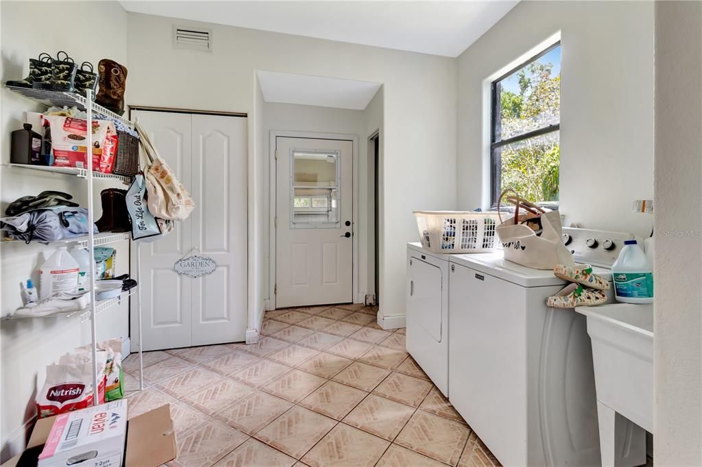 For Sale: $765,000 (5 beds, 4 baths, 4431 Square Feet)