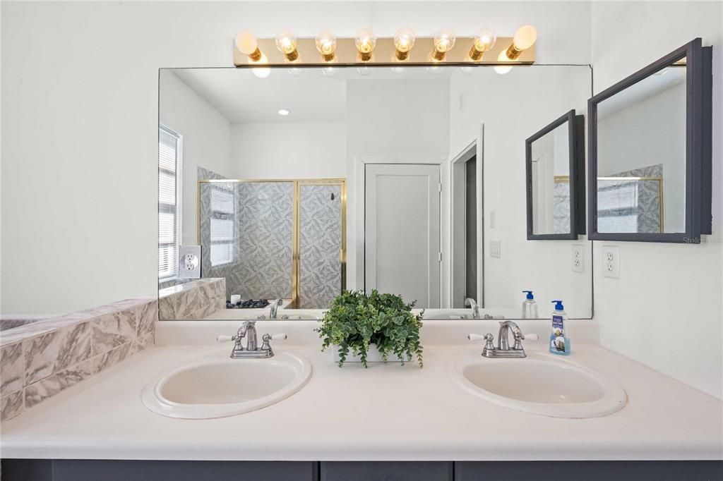 Active With Contract: $968,000 (3 beds, 3 baths, 2918 Square Feet)