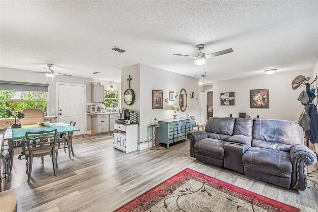 На продажу: $164,000 (2 спален, 1 ванн, 1008 Квадратных фут)