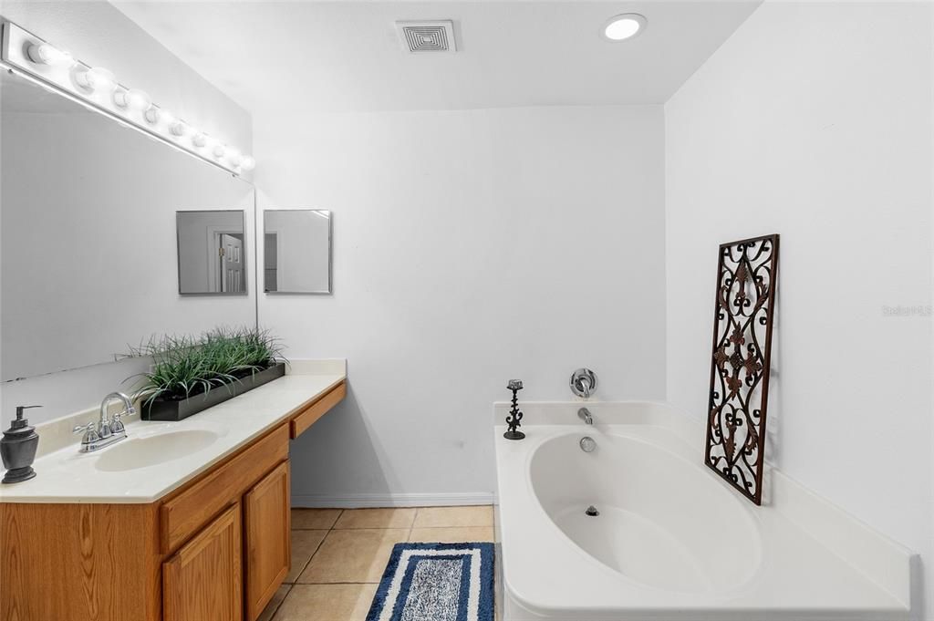 待售: $420,000 (4 贝兹, 2 浴室, 2825 平方英尺)