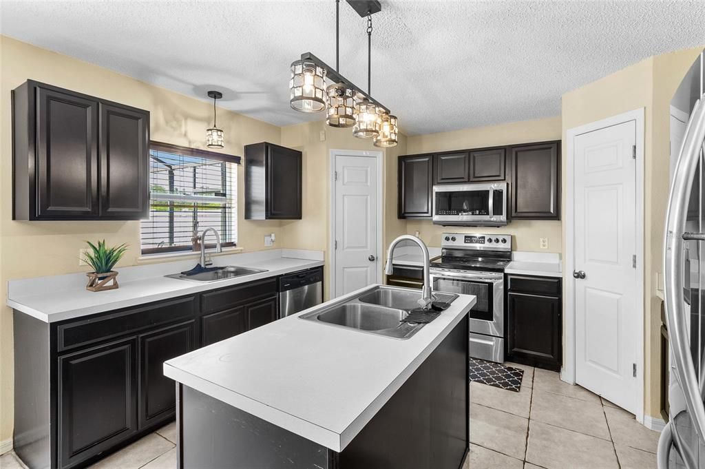 待售: $420,000 (4 贝兹, 2 浴室, 2825 平方英尺)