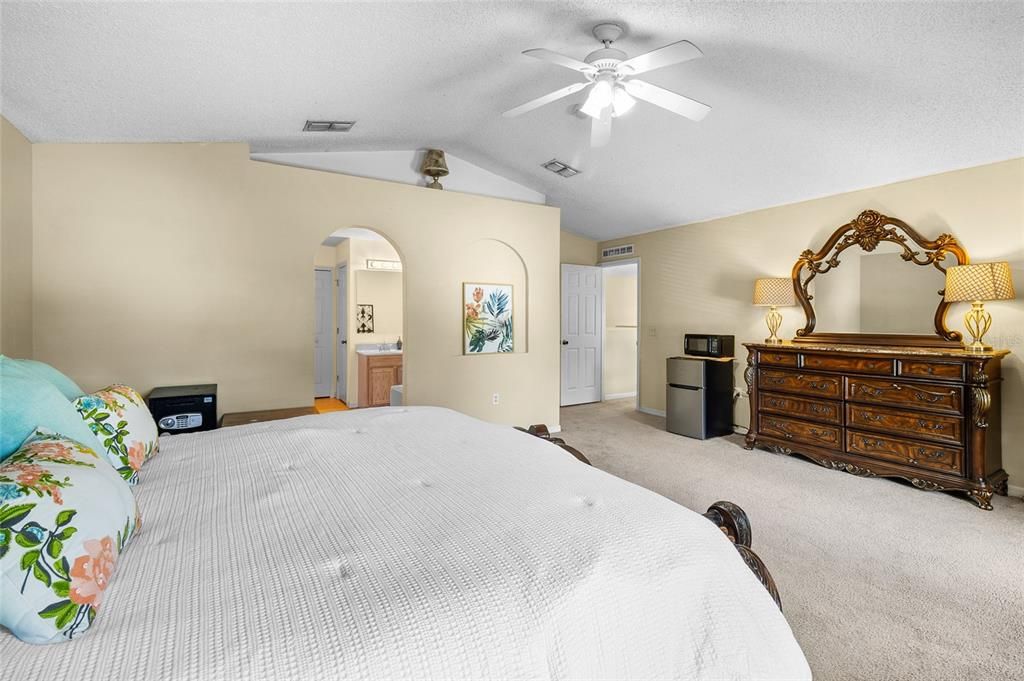 待售: $420,000 (4 贝兹, 2 浴室, 2825 平方英尺)