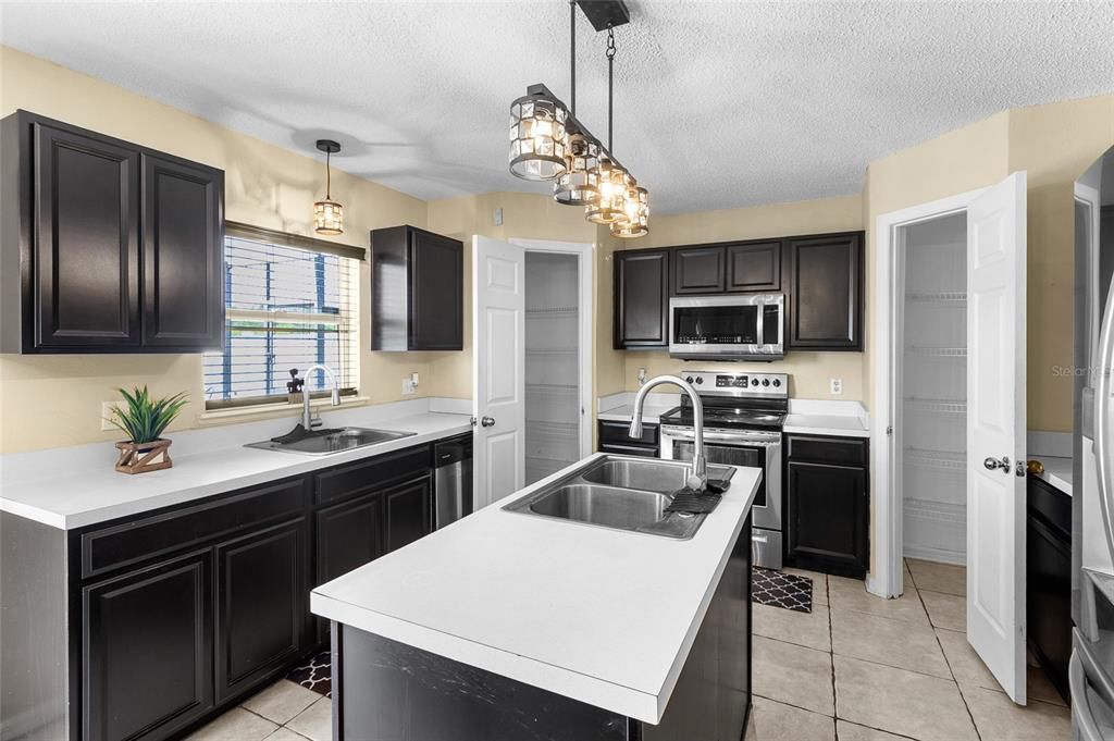 待售: $420,000 (4 贝兹, 2 浴室, 2825 平方英尺)