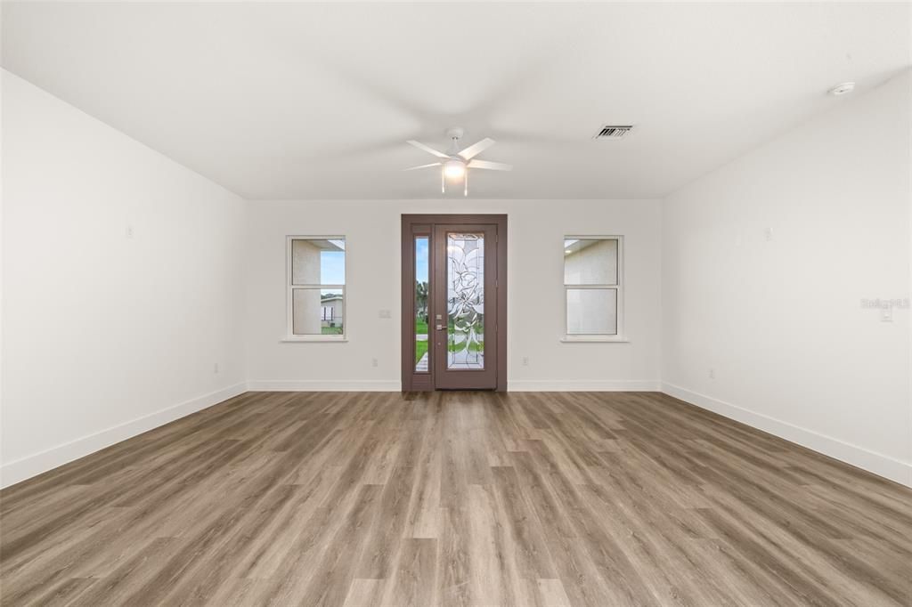 For Sale: $350,000 (3 beds, 3 baths, 1687 Square Feet)