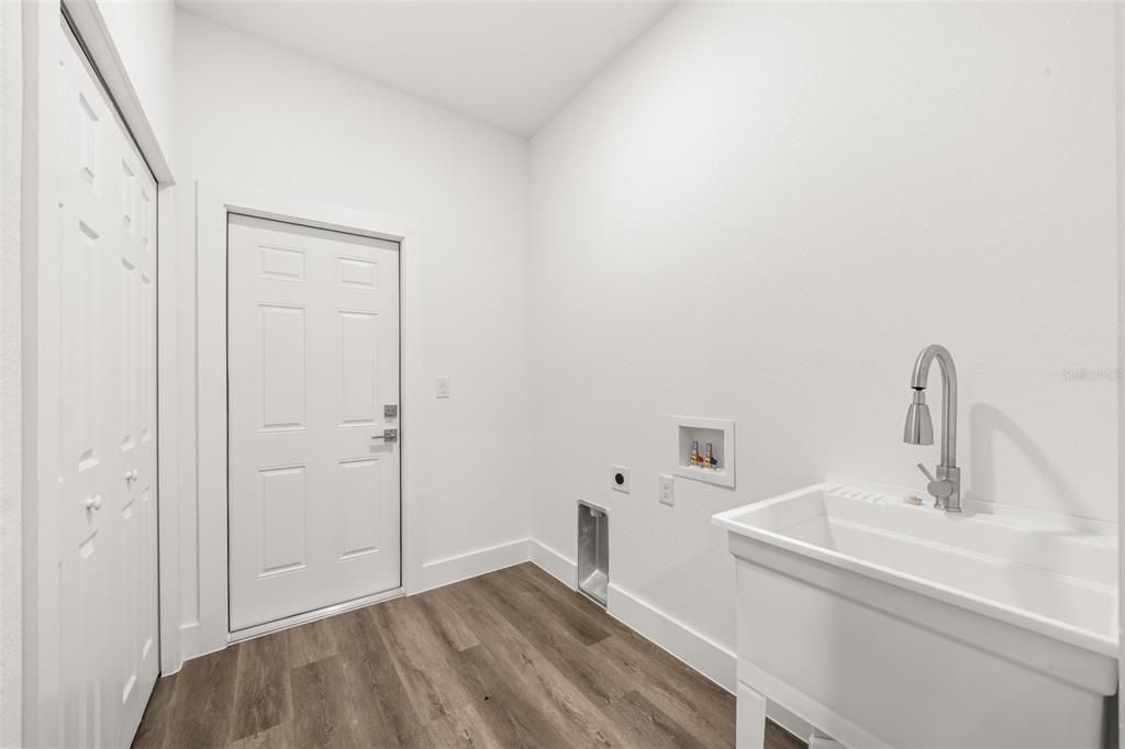 For Sale: $350,000 (3 beds, 3 baths, 1687 Square Feet)