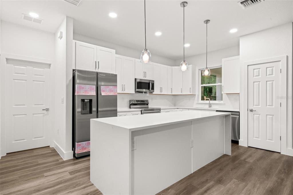 For Sale: $350,000 (3 beds, 3 baths, 1687 Square Feet)