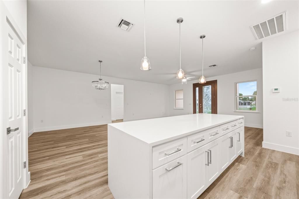 For Sale: $350,000 (3 beds, 3 baths, 1687 Square Feet)