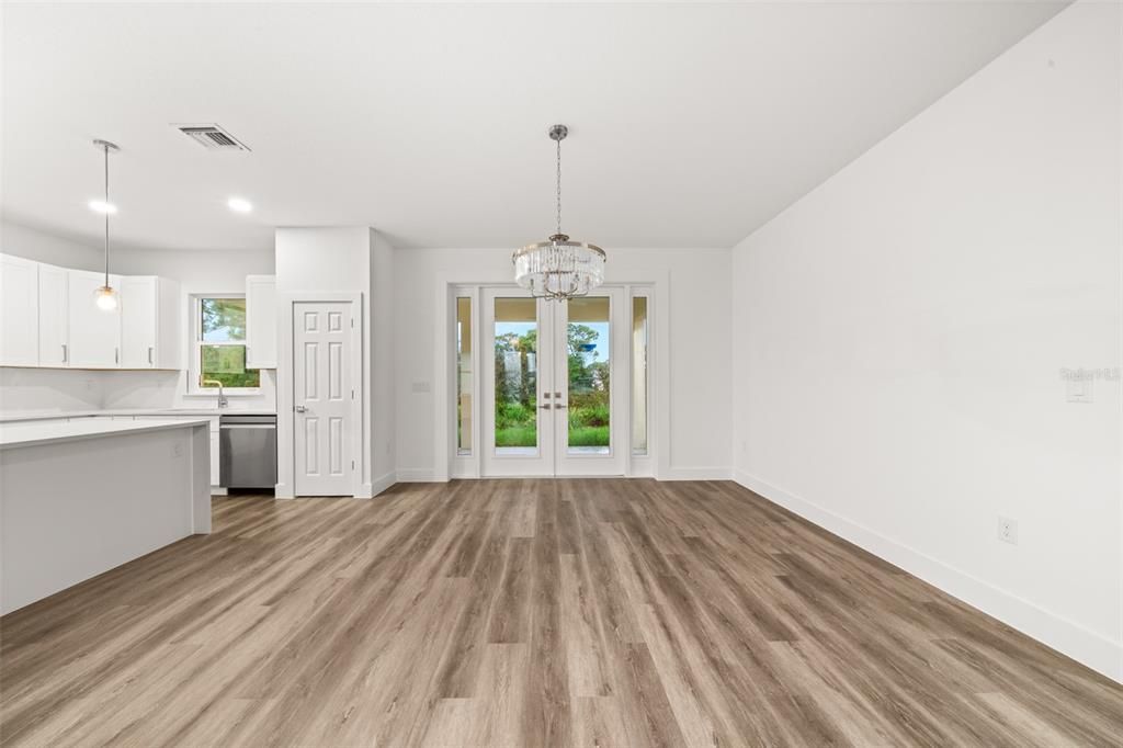 For Sale: $350,000 (3 beds, 3 baths, 1687 Square Feet)