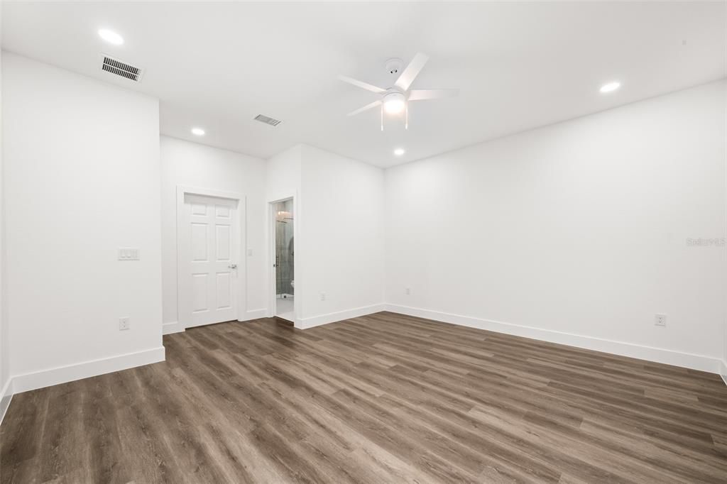 For Sale: $350,000 (3 beds, 3 baths, 1687 Square Feet)