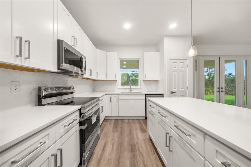 For Sale: $350,000 (3 beds, 3 baths, 1687 Square Feet)