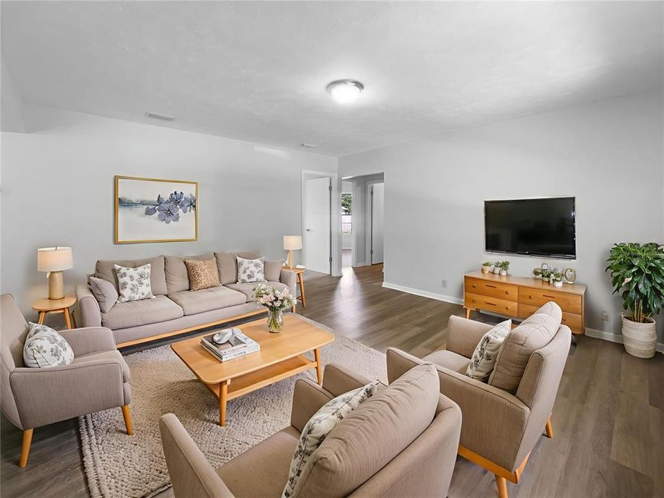 Active With Contract: $200,000 (3 beds, 2 baths, 1078 Square Feet)