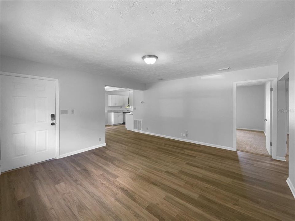 Active With Contract: $200,000 (3 beds, 2 baths, 1078 Square Feet)