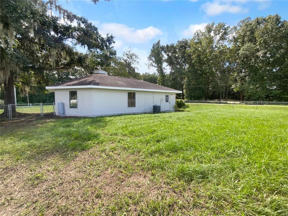 Active With Contract: $200,000 (3 beds, 2 baths, 1078 Square Feet)