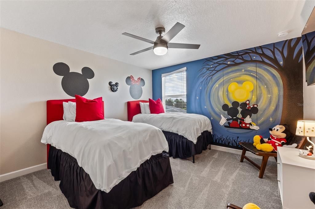 На продажу: $925,000 (8 спален, 5 ванн, 4350 Квадратных фут)