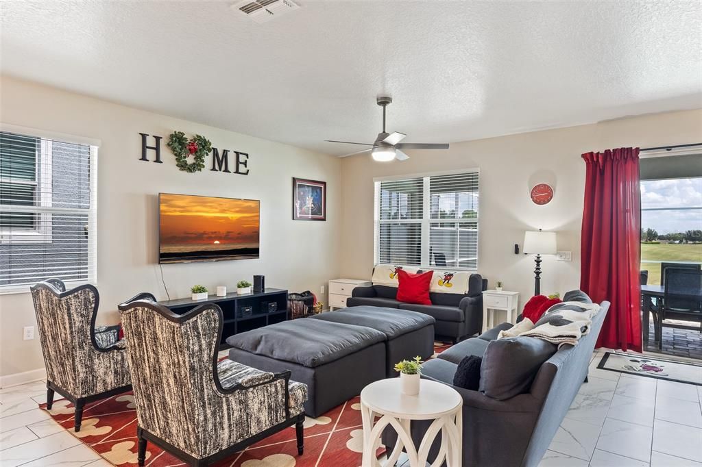 На продажу: $925,000 (8 спален, 5 ванн, 4350 Квадратных фут)