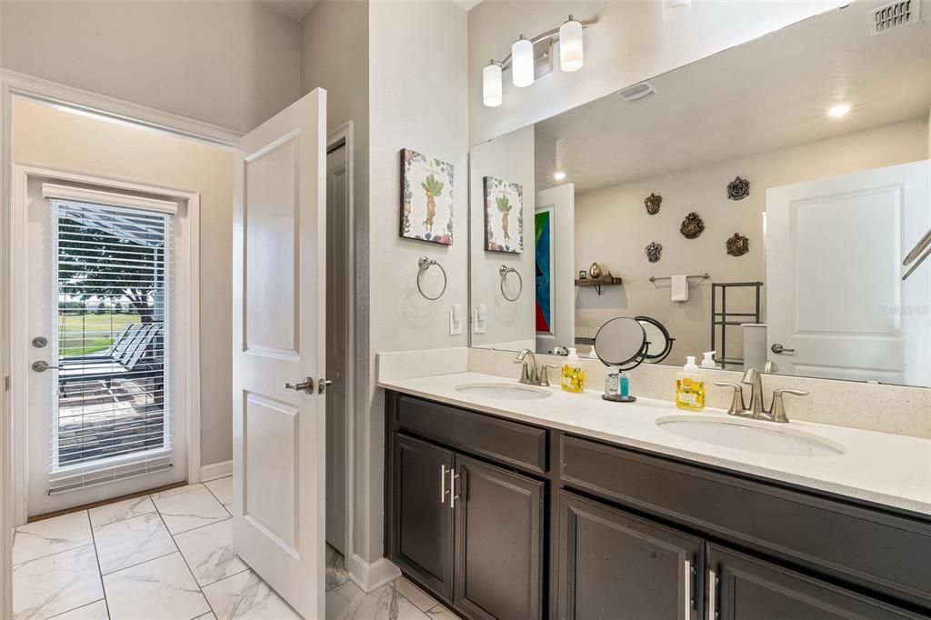 На продажу: $925,000 (8 спален, 5 ванн, 4350 Квадратных фут)