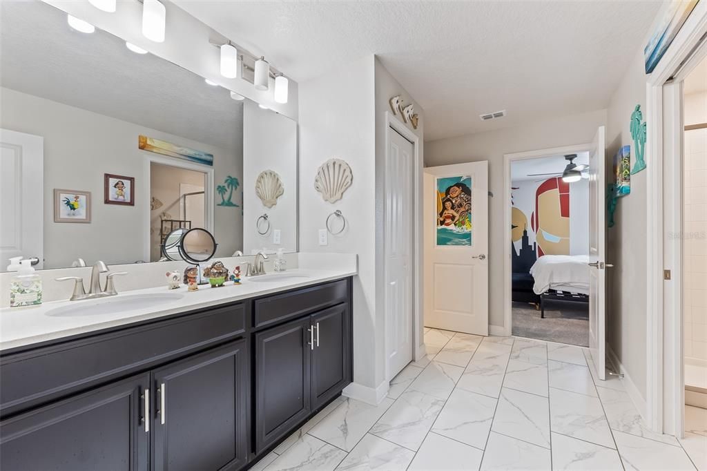 На продажу: $925,000 (8 спален, 5 ванн, 4350 Квадратных фут)