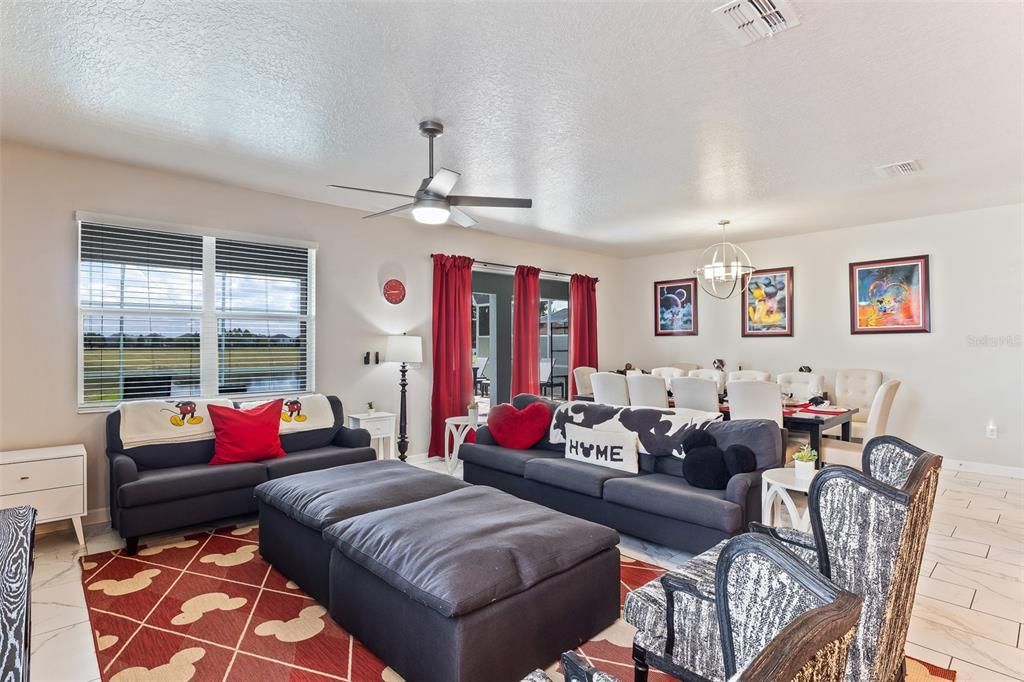 На продажу: $925,000 (8 спален, 5 ванн, 4350 Квадратных фут)