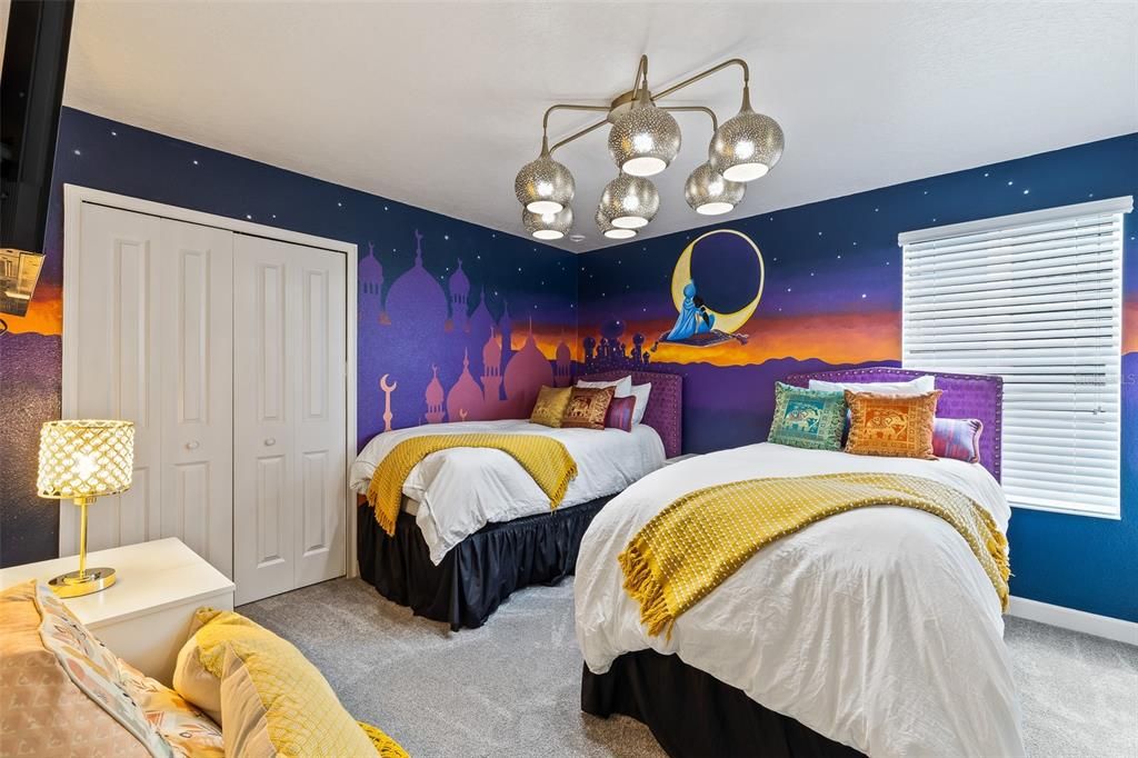 На продажу: $925,000 (8 спален, 5 ванн, 4350 Квадратных фут)