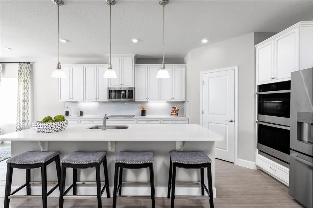 合同活跃: $485,520 (4 贝兹, 3 浴室, 2551 平方英尺)