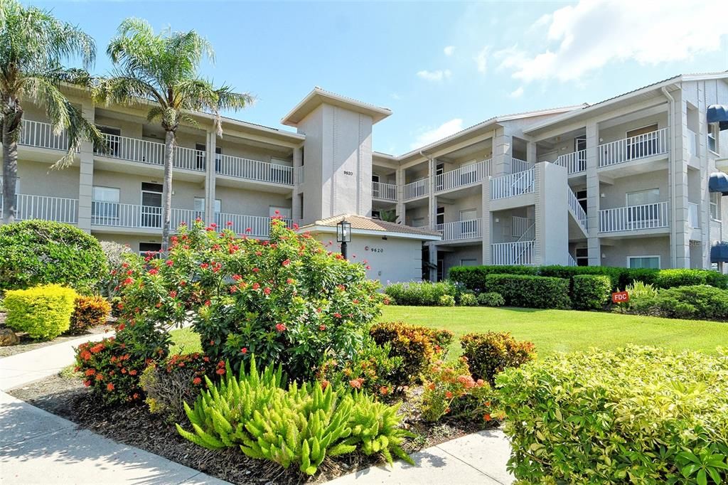 Active With Contract: $299,900 (2 beds, 2 baths, 1106 Square Feet)