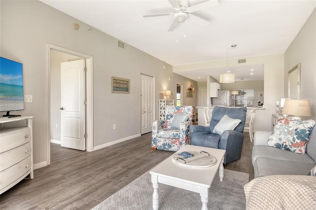 Active With Contract: $299,900 (2 beds, 2 baths, 1106 Square Feet)