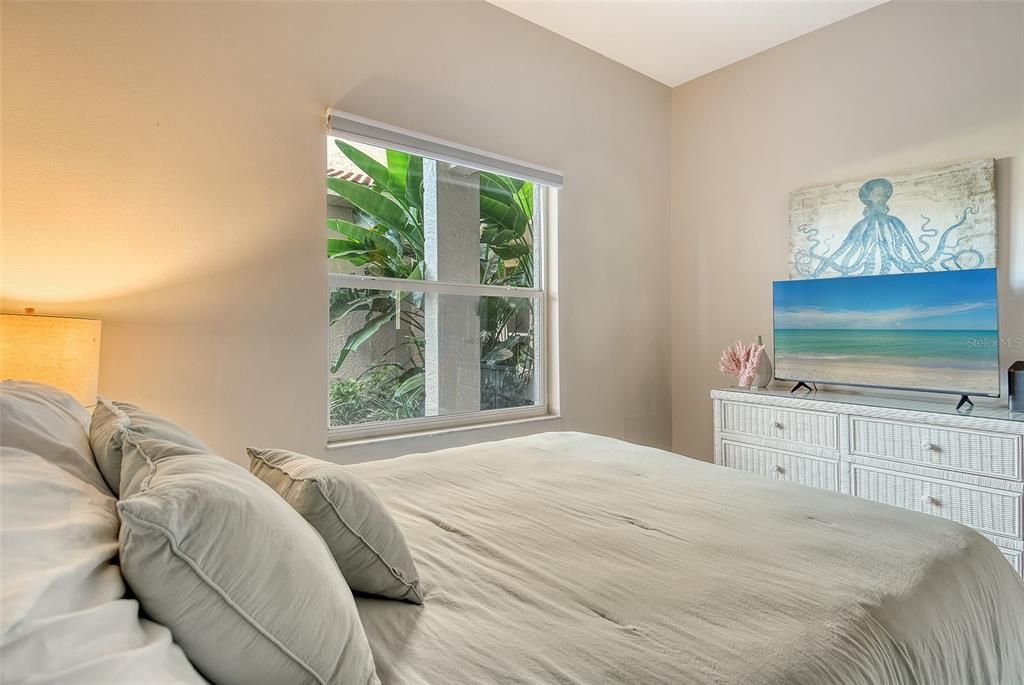 Active With Contract: $299,900 (2 beds, 2 baths, 1106 Square Feet)