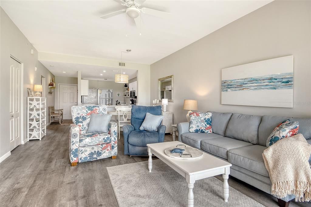 Active With Contract: $299,900 (2 beds, 2 baths, 1106 Square Feet)