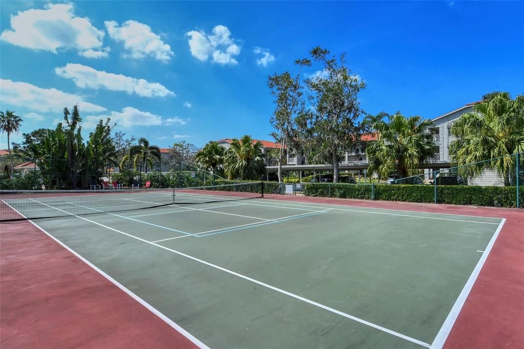 Active With Contract: $299,900 (2 beds, 2 baths, 1106 Square Feet)