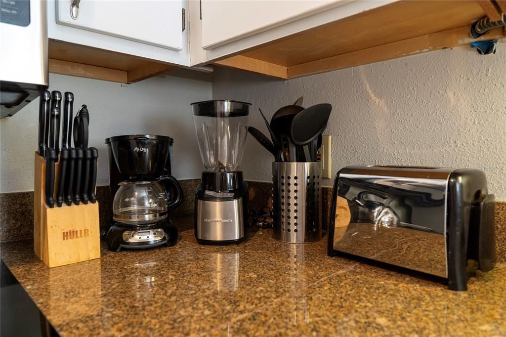 待售: $169,000 (1 贝兹, 1 浴室, 648 平方英尺)