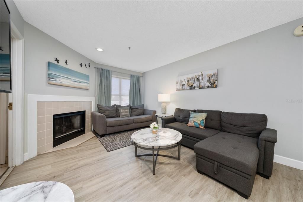 待售: $169,000 (1 贝兹, 1 浴室, 648 平方英尺)