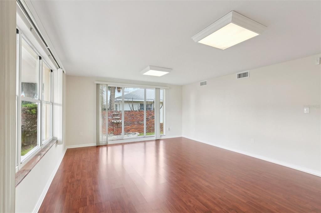 En Venta: $829,900 (3 camas, 4 baños, 2400 Pies cuadrados)
