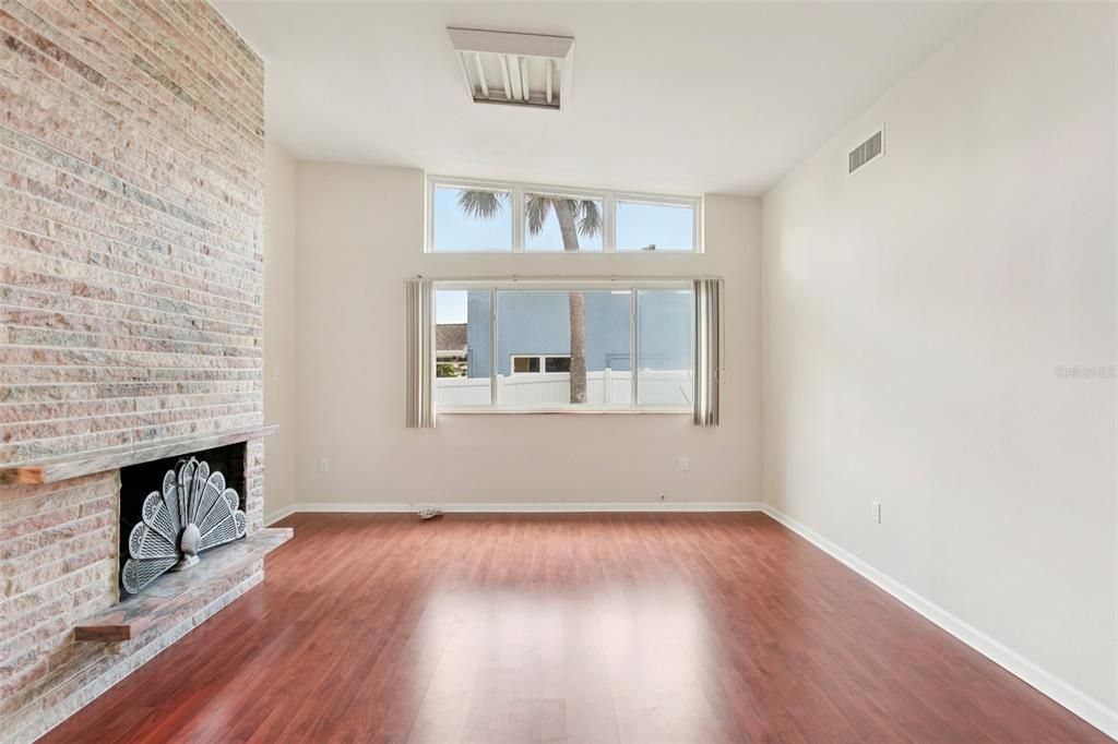 En Venta: $829,900 (3 camas, 4 baños, 2400 Pies cuadrados)