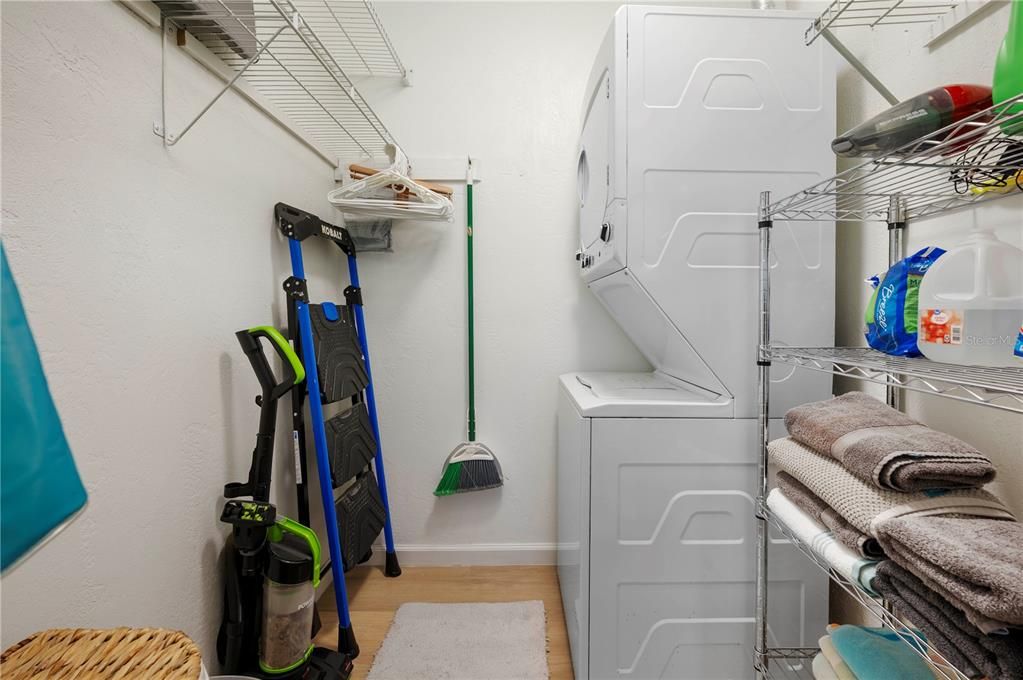 For Sale: $299,000 (2 beds, 1 baths, 838 Square Feet)